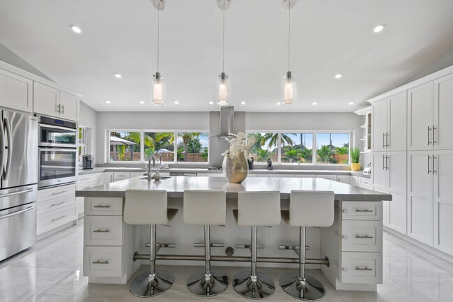 Building Photo - 7101 W Lake Dr