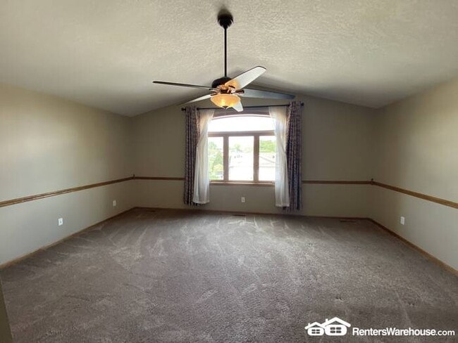 Building Photo - 3 bedroom/3 bath Townhome in Norwalk for Rent