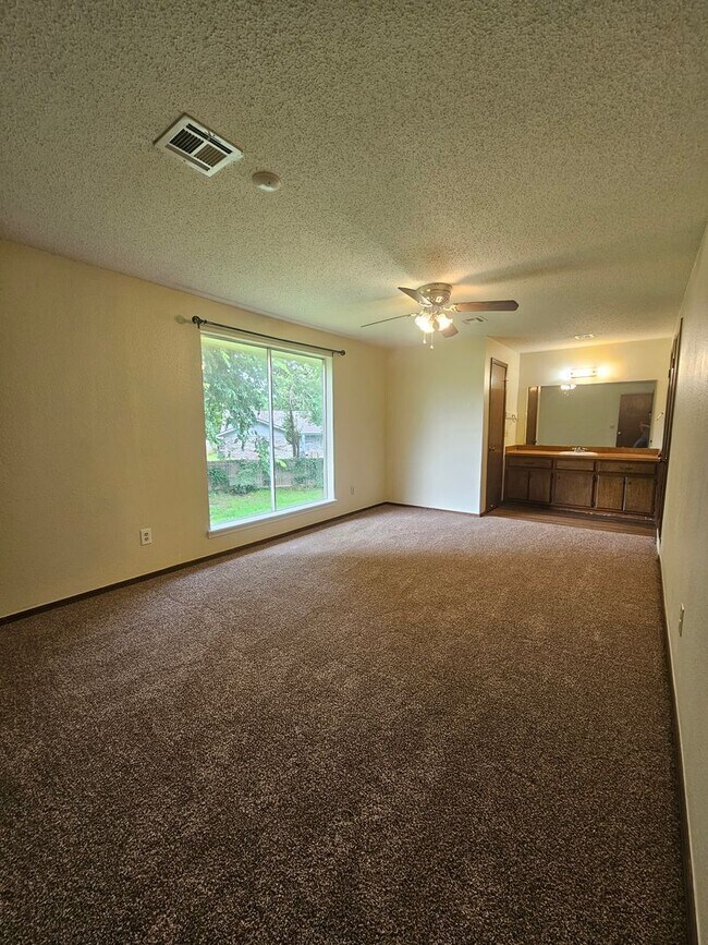 Building Photo - West Norman Duplex Avail NOW!
