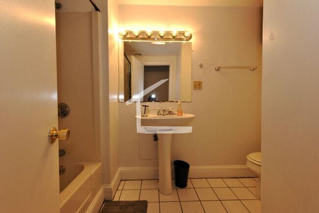 Building Photo - Large 4 bed unit for all the Mission Hill ...