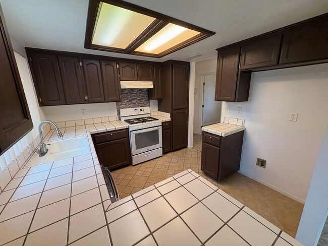 Building Photo - Charming home with Pool in Tulare Rent Ready!