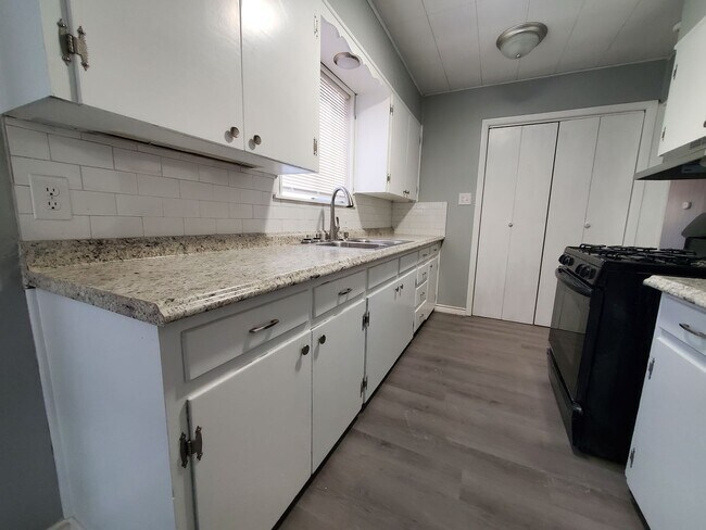 Building Photo - Charming 4 bedroom, 2 bath home AVAILABLE NOW!