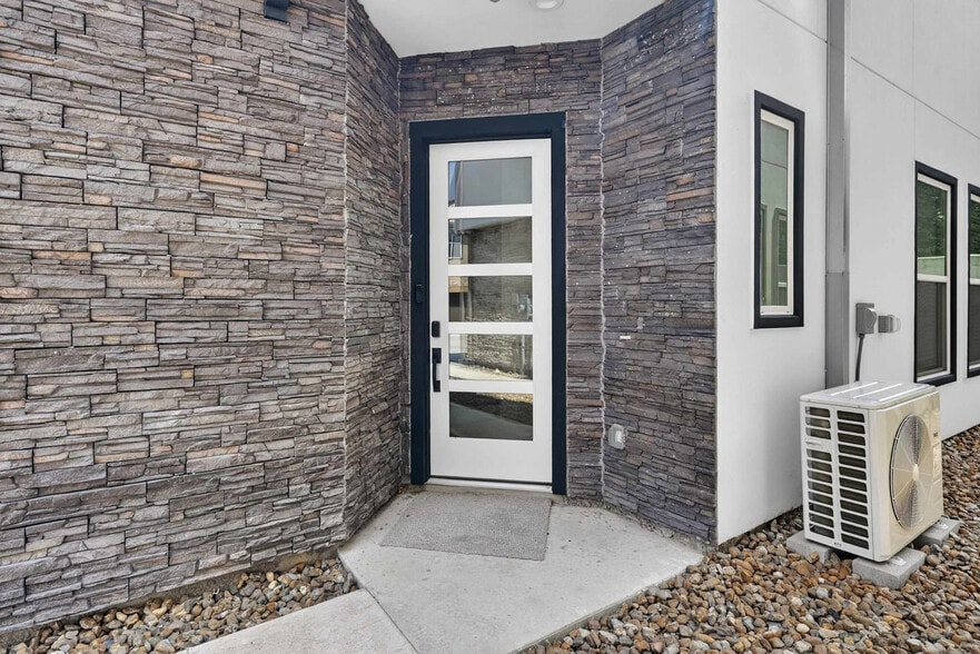 Building Photo - 2914 El Fenice Ln