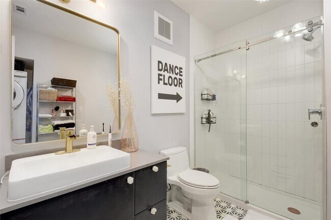 Building Photo - 2709 E 5th St.