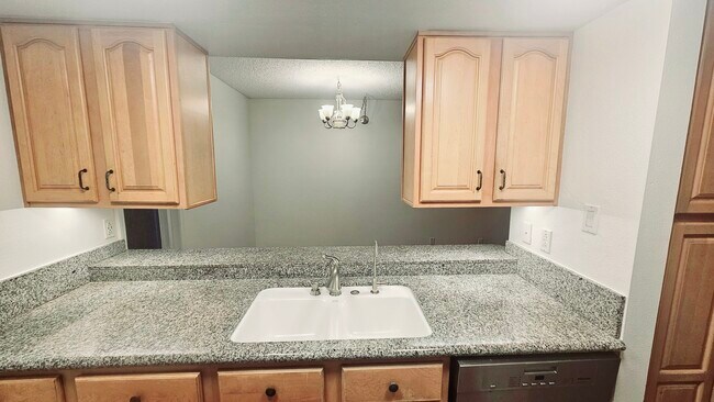 Building Photo - 5516 Roundtree Dr
