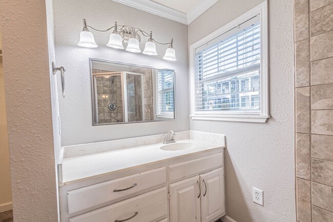 Building Photo - 726 E 26th St