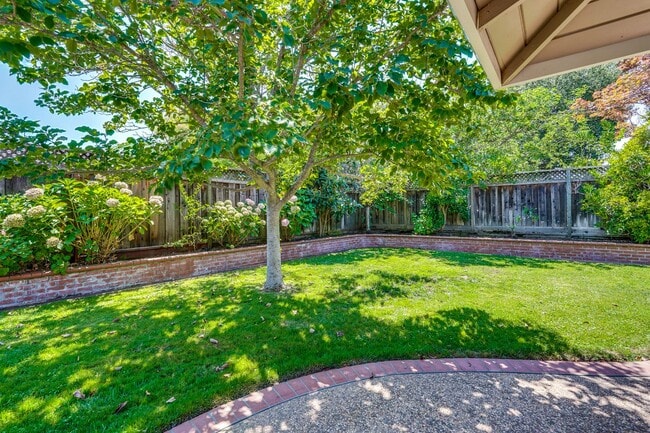 Building Photo - Excellent 3 Bedroom 2 Bath In A Great Neig...