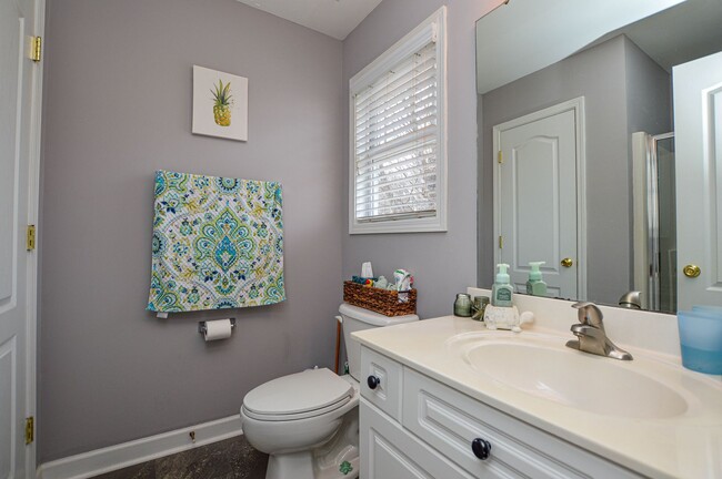 Building Photo - Charming Townhome in Great Huntersville Lo...