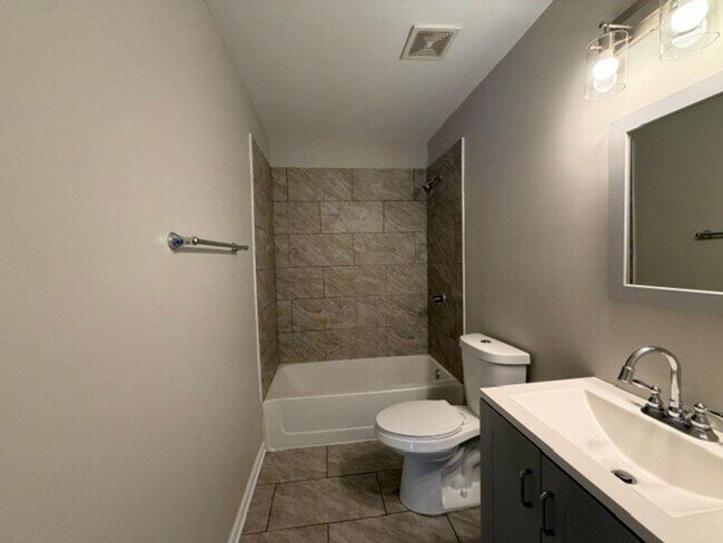 Building Photo - Beautiful and cozy home with 3 bedrooms and 2 full bathrooms and finished basement