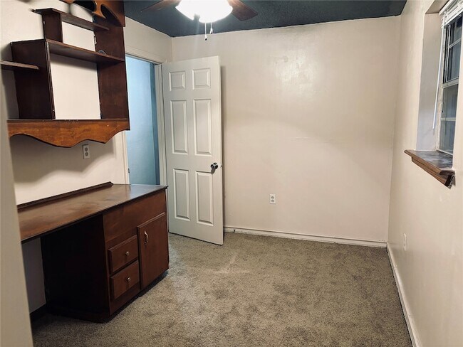 Building Photo - 415 Zinn Dr