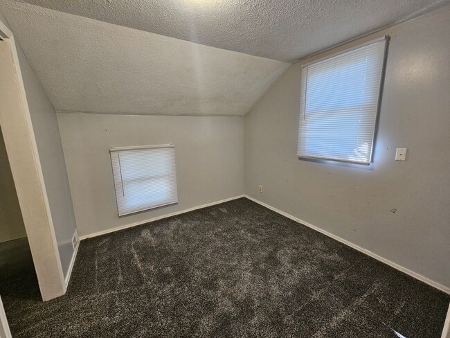 Building Photo - 3 Bed, 2 Bath, Elkhart