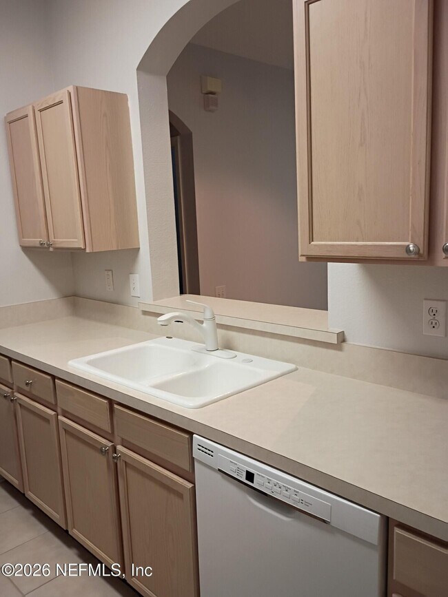 Building Photo - 10550 Baymeadows Rd