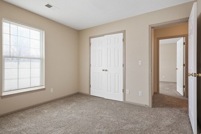 Building Photo - 2 bedroom 1.5 bath in Oak Grove-Available in July