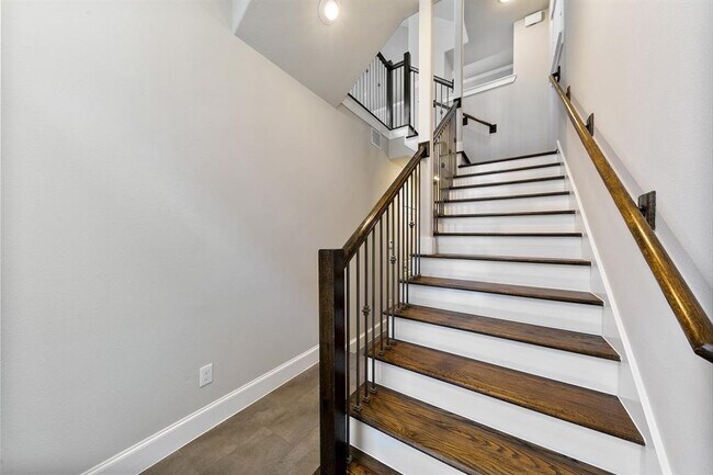 Building Photo - 5521 Larkin St
