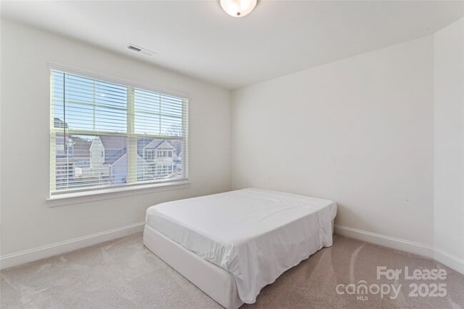 Building Photo - 116 Farrier Ln