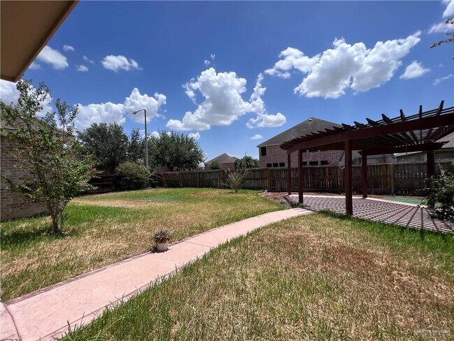 Building Photo - 33 Blue Jay Dr