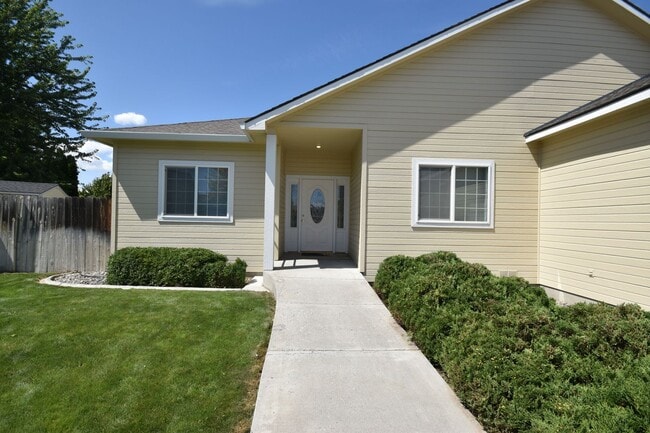 Building Photo - Cozy Pet-Friendly Rental in a Quiet Kennew...