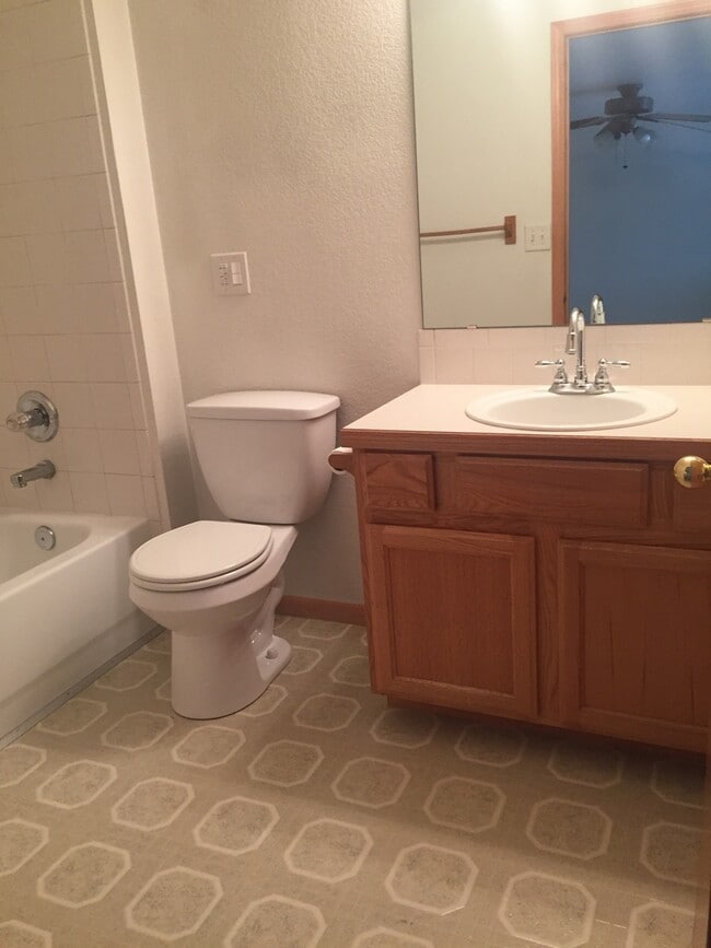 Building Photo - Beautiful 2 Bedroom + Loft Townhome in Lov...