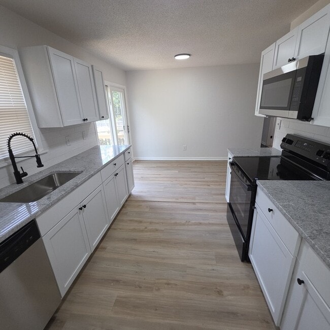 Building Photo - Spacious 3 bedrooms and 2 baths ranch home located on SE Browning St in Lee's Summit, MO