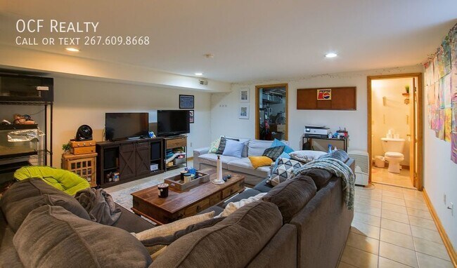 Building Photo - Three Bedroom Graduate Hospital Apartment