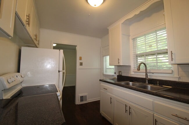 Building Photo - 2 Bedroom 1 Bath Home in Roeland Park