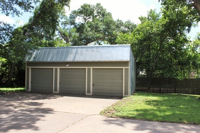 Building Photo - 303 College