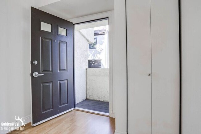 Building Photo - Bright & Airy 2Bdm 1Ba Townhome in San Diego!