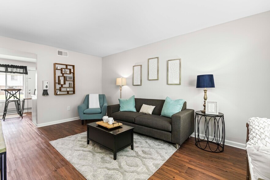 Living room - Brook Hill Townhouse - Students Save Up to 10%