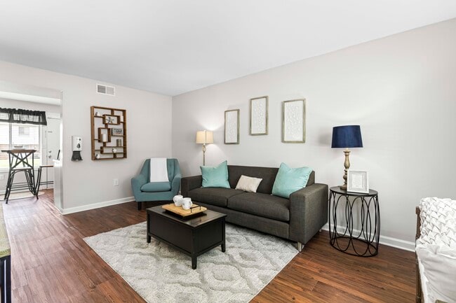 Living room - Brook Hill Townhouse - Students Save Up to 10%