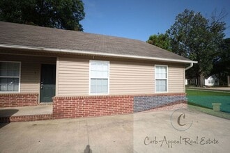 Building Photo - Spacious 2 bed /2 full bath apt