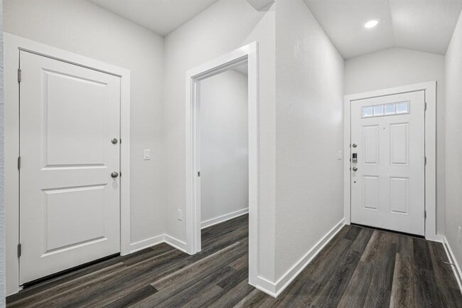 Building Photo - 2224 Delano Dr