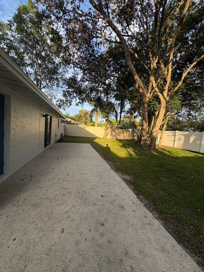 Building Photo - Perfect 3 bed 2 bath with huge fenced back...