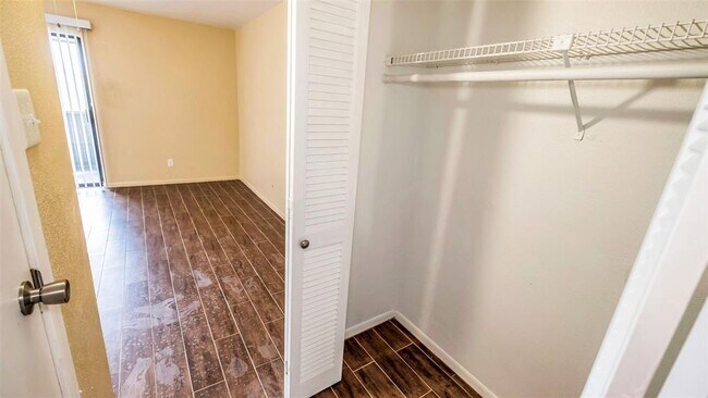 Building Photo - 3035 Walnut Bend Ln
