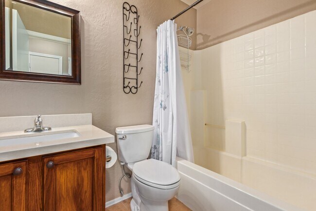 Building Photo - Stunning 3 Bed/2 Bath Home in Gated Commun...