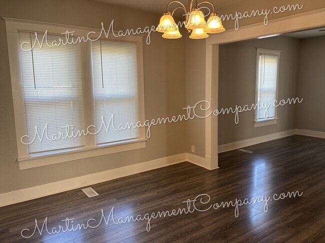 Building Photo - 1528 E 6th St