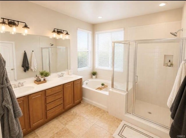 Building Photo - Spacious Single Story Home