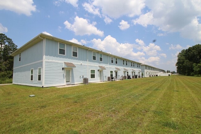 Building Photo - Spacious 3BR/2.5BA Townhome with 1-Car Garage in Admiral’s Quarters—Pool, Dog Park, Near 9 Mile R...