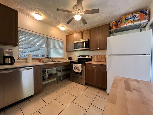 Building Photo - AVAIL 10/15 -- $1,200 ** Annual ** 2 Bed /...
