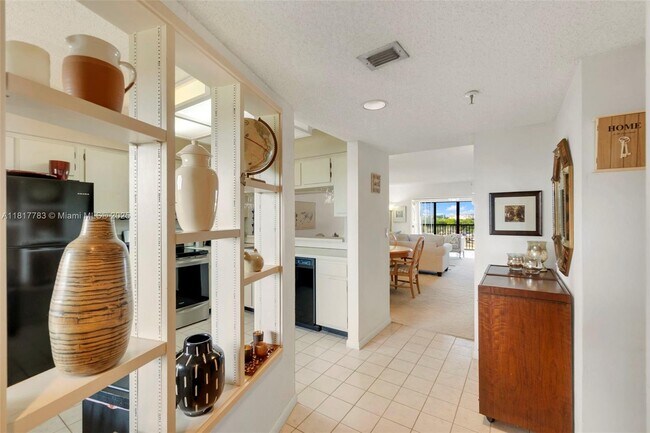 Building Photo - 2206 S Cypress Bend Dr