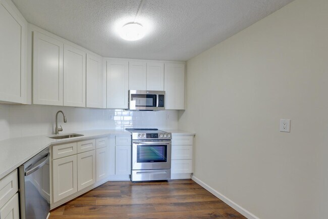 Building Photo - 1332 Harmon Cove Tower