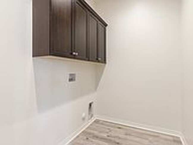 Building Photo - AVAILABLE NOW! BEAUTIFUL, 2 Bed/2 Bath plu...