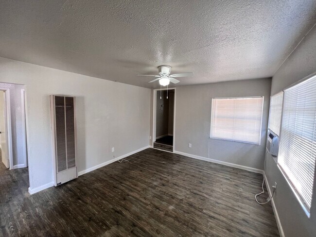 Building Photo - 1017 N Ferger Ave