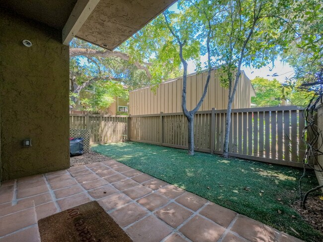 Building Photo - 402 Alberto Way