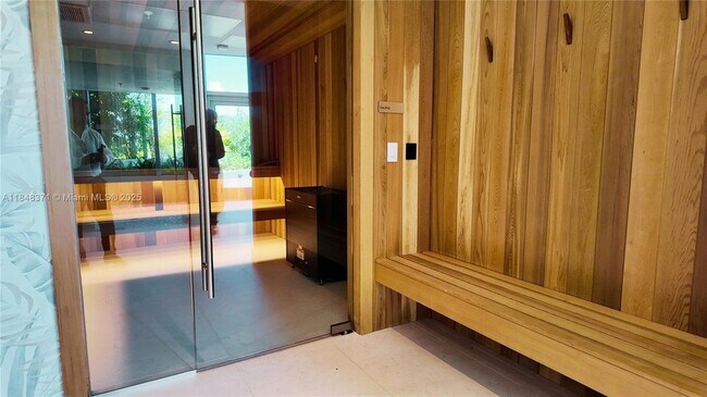 Building Photo - 700 NE 24th St