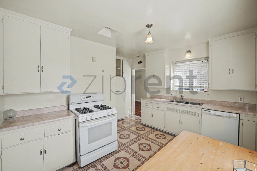 Building Photo - Unit