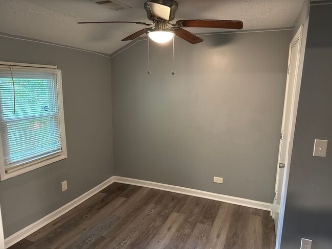 Building Photo - 2 bed 1 Bath Home
