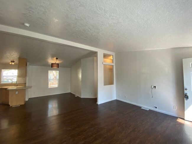 Building Photo - Cute and Cozy Home in SW Bend, Large, full...