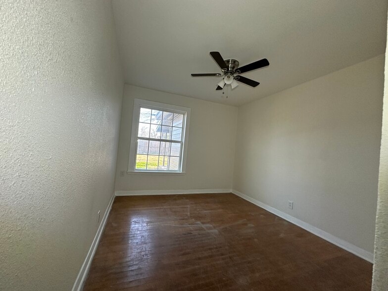 Building Photo - 1709 Navidad St