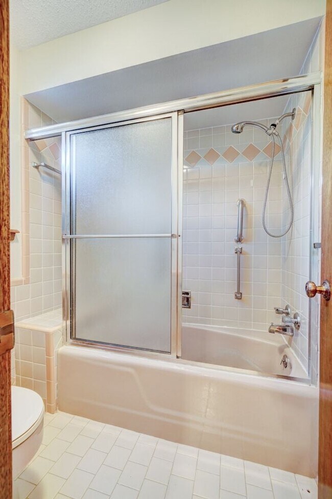 Building Photo - 3 Bed 2 Bath in Midwest City!