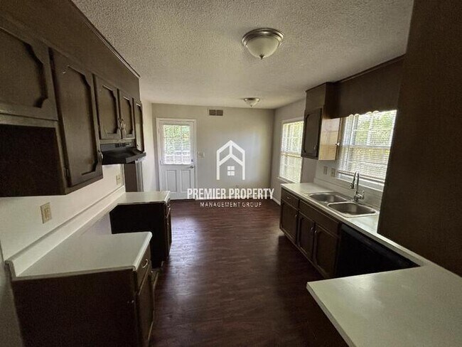 Building Photo - 135 Fox Hill Ct
